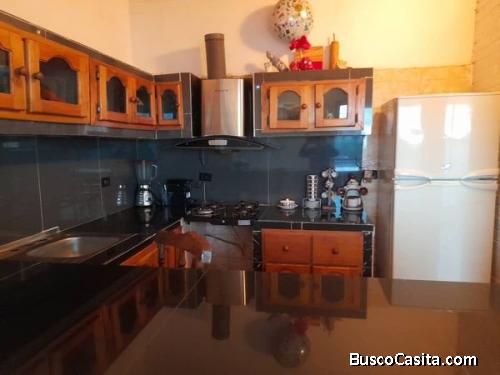 CASA DE DOS NIVELES CON LOCAL COMERCIAL