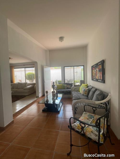 Sandra Hernández vende, Apartaquinta  en Valencia, Urb El Parral , Resd Capanaparo. 