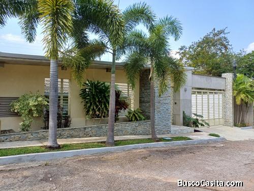 SE VENDE CASA EN COLINAS DE GUATAPARO