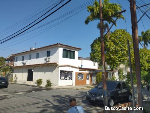 CASA 2 PLANTAS ESQUINA TOTALMENTE COMERCIAL  SAN DIEGO 