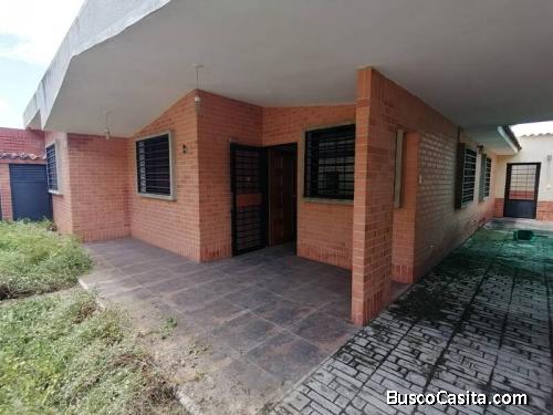 Casa de una planta en esquina en venta en la esmeralda San Diego 