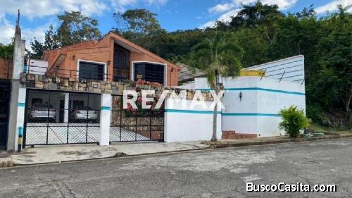 Casa de niveles en venta con amplio jardin y planta 100%