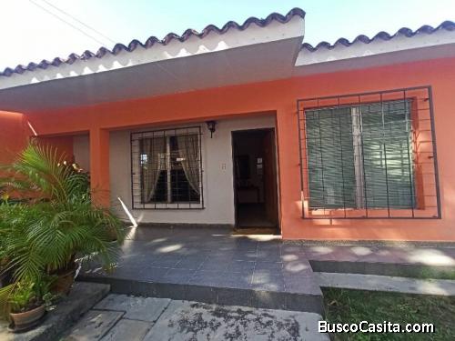 Casa de una planta con patio en colinas de los naranjos cerca parque negra Hipólita 