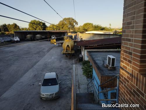 VENDE  TERRENO CON CASAGALPON EN TOCUYITO. Sector La Honda