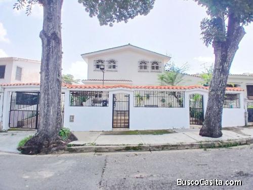 Se Vende Casa Quinta en la Urb. Trigal Sur.