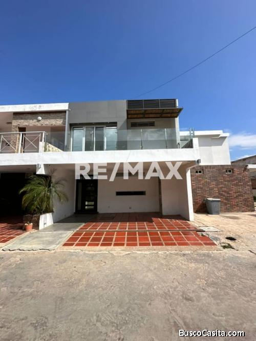 Townhouse en Venta. Villa La Milagrosa. Remax Millenium