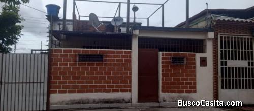 Casa en venta con local comercial Urb. Villas Paramacay La Victoria 