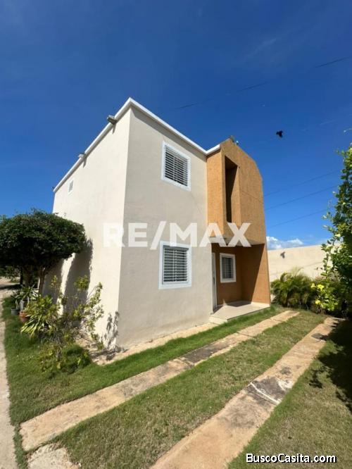 Townhouse En Alquiler Villa Angelica. Remax Millenium