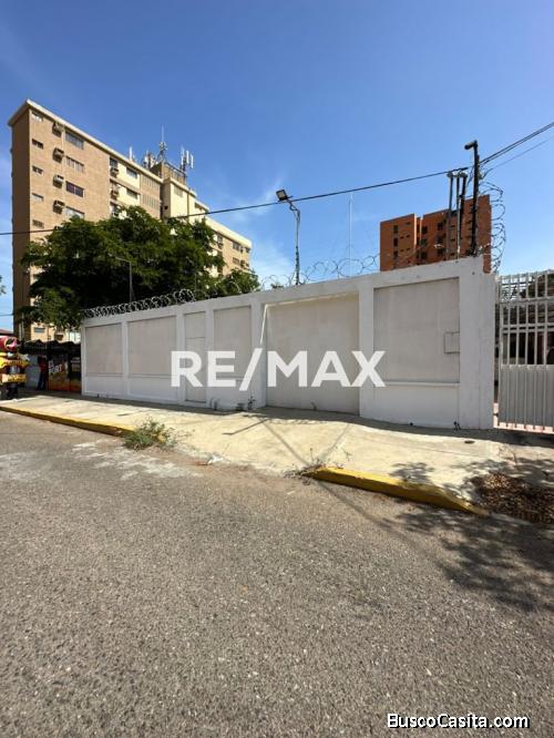 Casa Comercial En Alquiler. Remax Millenium
