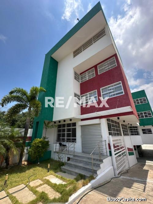 Edificio Comercial Los Postes Negros. Remax Millenium
