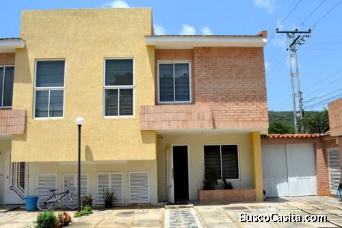 Edna Uzcategui VENDE HERMOSO,TOWN HOUSE EN URBANIZACION MANANTIAL EN NAGUANAGUA Carabobo Venezuela