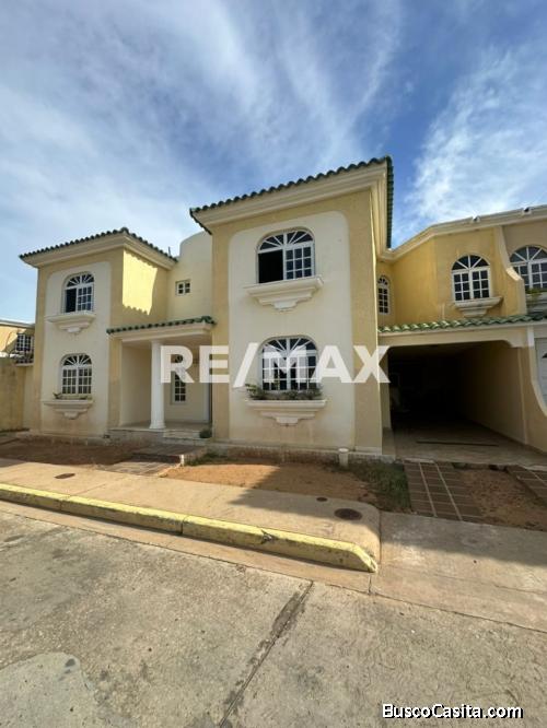Townhouse en Venta. Lago Country I. Remax Millenium.