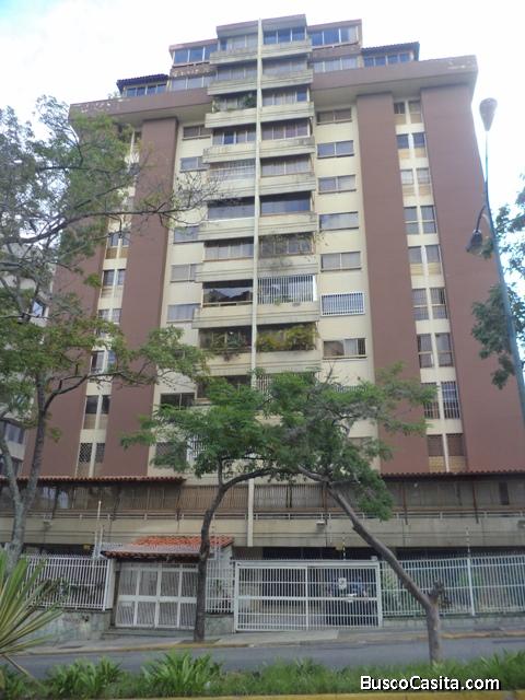 Elegante Apartamento de 135 Mts2 con 4 habitaciones y estacionamiento en venta en Los Caobos