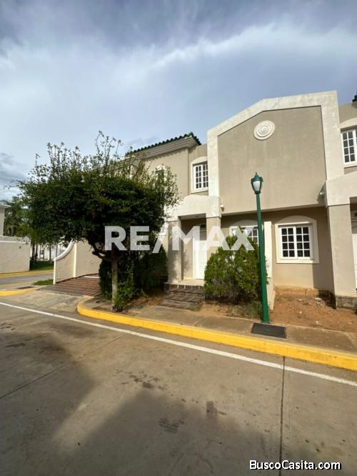 Townhouse en Alquiler. Villa Lago Country III. Remax Millenium