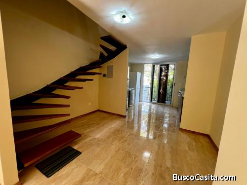 ALQUILO TOWNHOUSE EN COLINAS DEL VIENTO