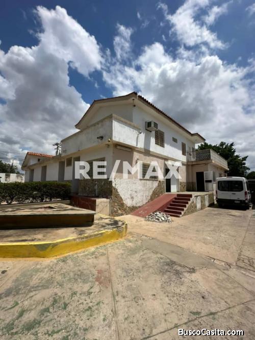 Centro Empresarial en venta. Sector Lago Azul. Remax Millenium