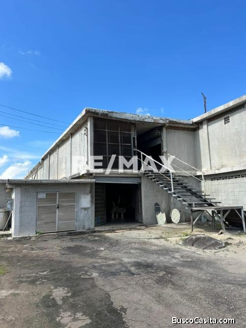 Edif. Comercial Local y Galpón en Venta Av. La Limpia. Remax Millenium