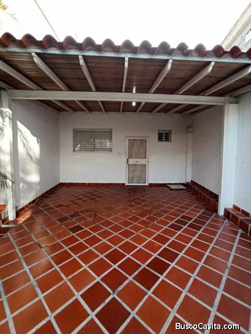 ALQUILO BELLO ANEXO EN URBANIZACION ROCA DEL VALLE