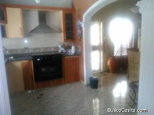SE VENDE HERMOSA CASA CON ANEXO EN CHARALLAVE CERCA DE MAKRO Y EL FERROCARRIL