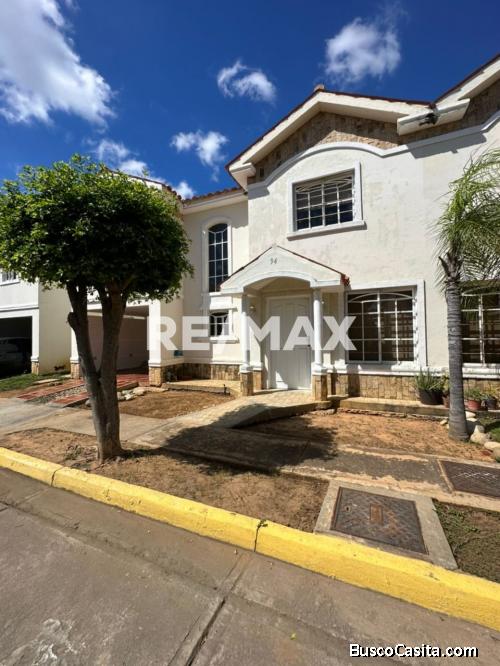 Townhouse En Alquiler Villa Antares. Remax Millenium