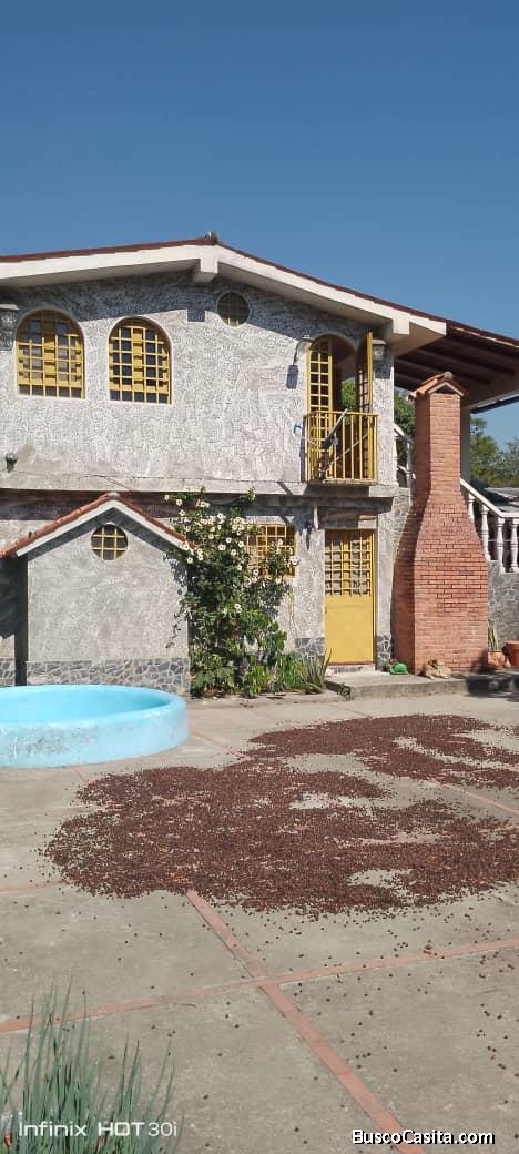 Casa con local comercial en venta. Boconó