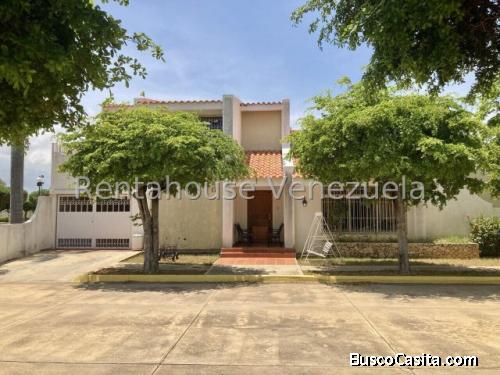 Alquiler townhouse Fuerzas Armadas 