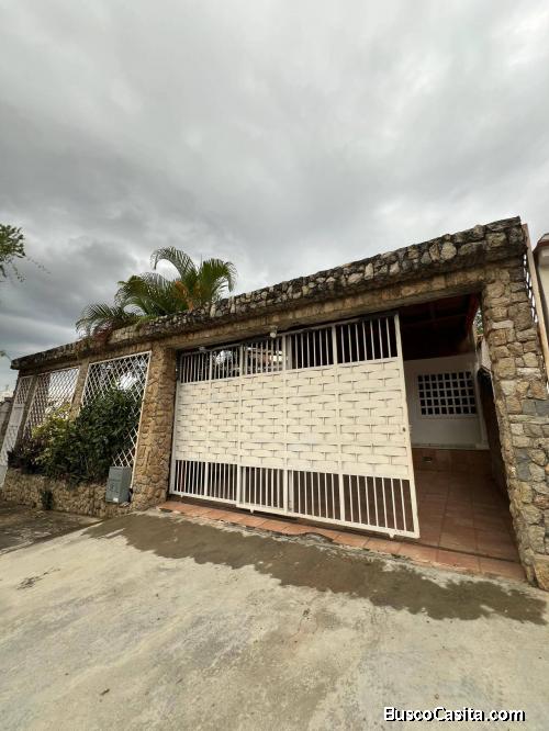 En Venta Casa de dos plantas, en el Parral. Calle cerrada