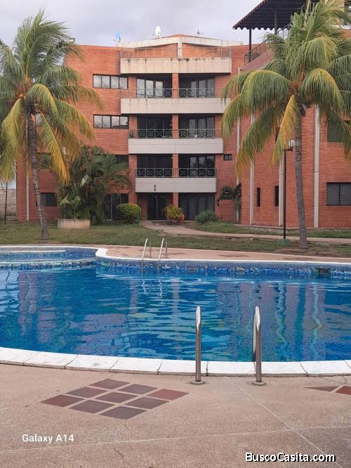 Inmueble Seguro ALQUILA  espacioso apartamento en Residencias VIEJO NEVERI en la Nueva  Barcelona.