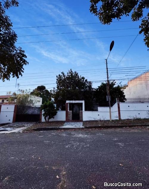 en Venta Chalet en Colinas de Guataparo para Remodelar*