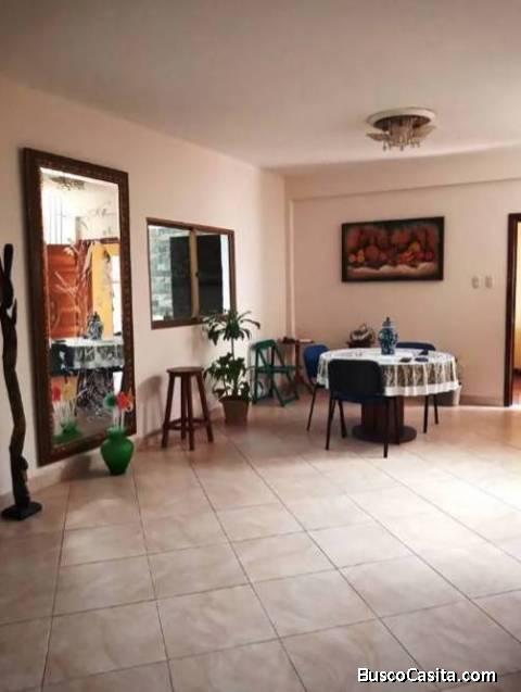 En venta casa con puesto de estacionamiento en La California Norte