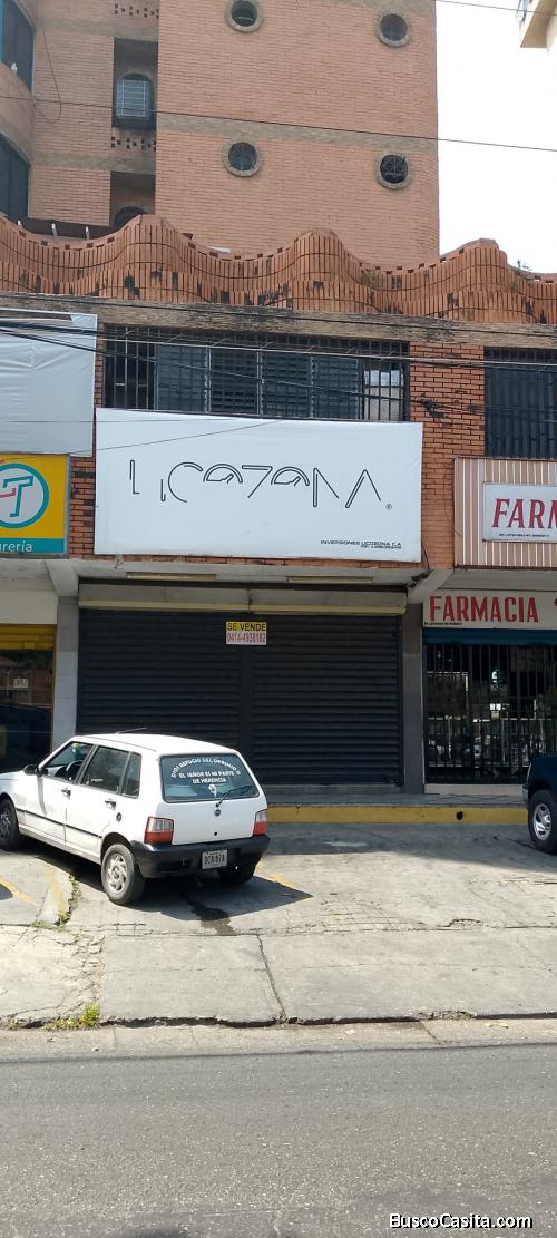 Excelente local comercial de dos niveles, ubicado en el CC Taumar En la Av. Victoria.