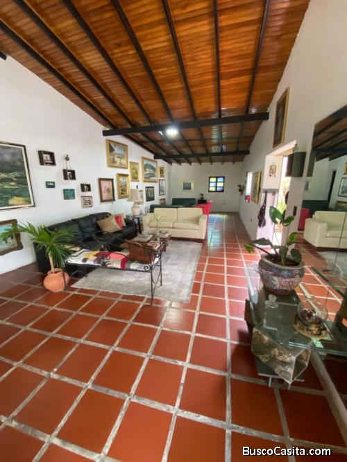 CASA GRANJA EN EL SECTOR LOMAS DEL MANZANO 