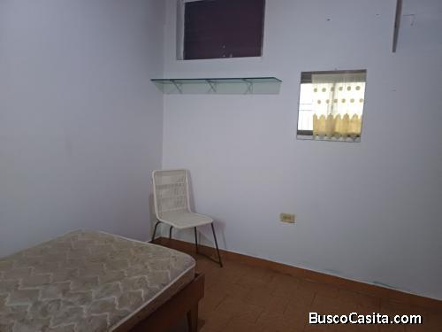 Se alquila habitación solo a Caballeros
