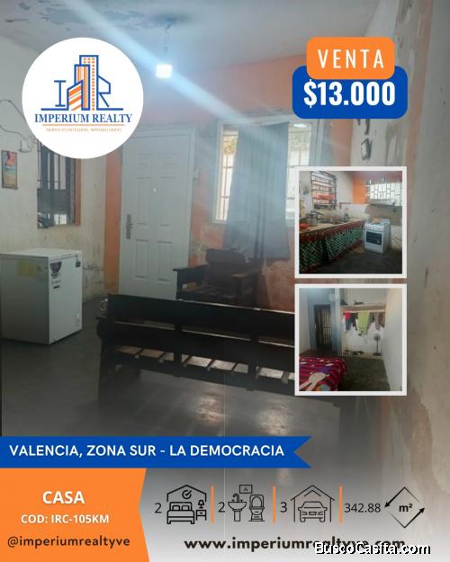 Casa esquina  de 2 niveles para remodelar, en urbanismo La Democracia - Imperium Realty