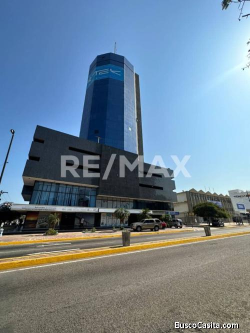 Oficina en Alquiler Torre Cristal. Remax Millenium