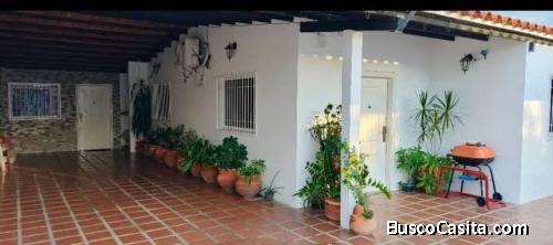 Se Vende Casa en Urb. Tacarigua, Paraparal - Imperium Realty +58 412-383-7839