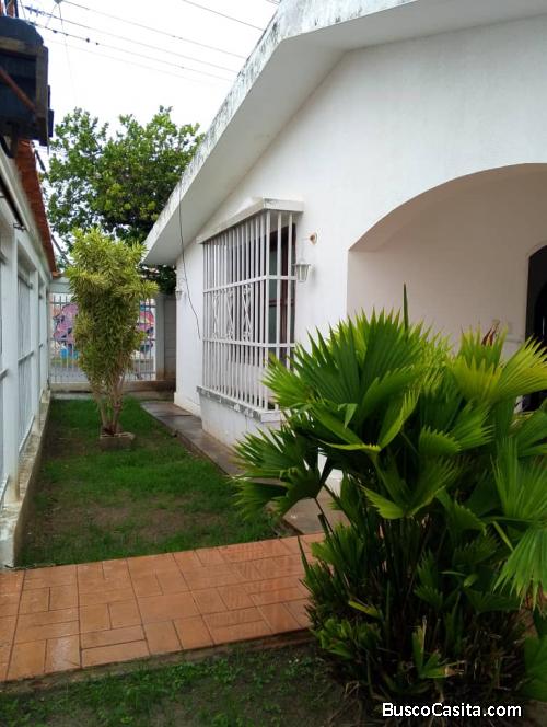 Casa Amplia en Esquina Cerca de La Rotaría – 4 Habitaciones y Aire Acondicionado