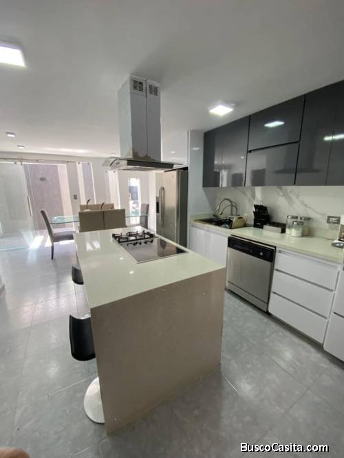 Casa Remodelada 2 Niveles, 5 Habitaciones, Cocina Moderna y Patio en Los Cardones