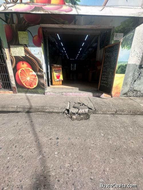 Comercial calle Cantaura, cercano a la Av. Lara, periférico