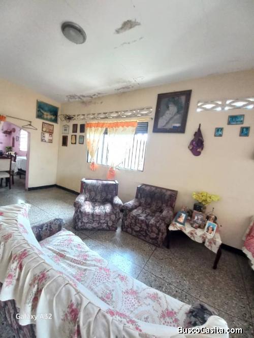 Casa en Bella Vista, Barquisimeto, con 7 habitaciones, 2 baños y patio