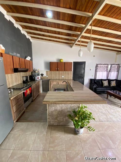 Casa en esquina en Urb. Valle Hondo con agua permanente y tanque de 20.000 litros