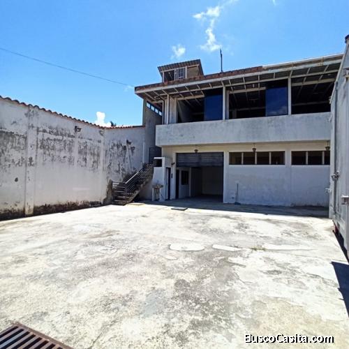 Edificación comercial de 2 niveles en Cabudare Centro con oficinas, locales y estacionamiento