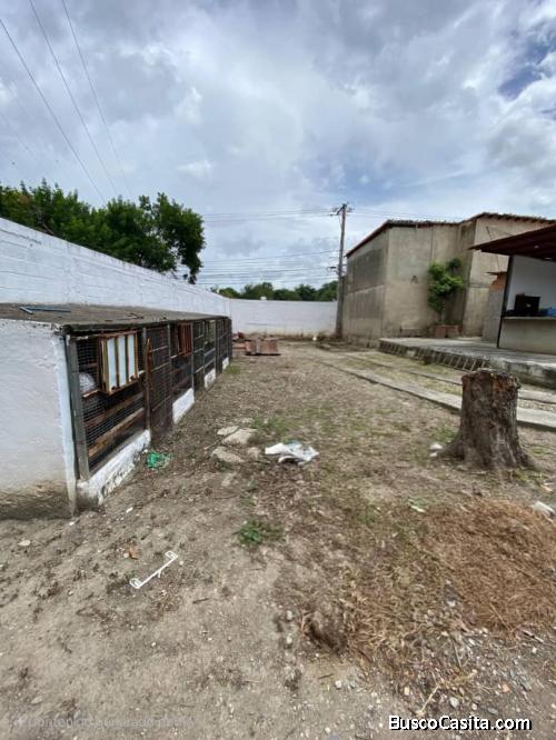 Terreno comercial a pie de calle en Urb. Valle Hondo con agua permanente y piso de cemento
