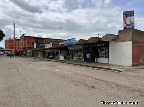 Se vende CENTRO COMERCIAL DEL ESTE con 8 locales y terreno comercial 