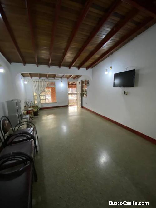 Casa en venta 220 m² en urbanización El Paraíso, Cabudare 5 habitaciones, Agua 3 veces por semana