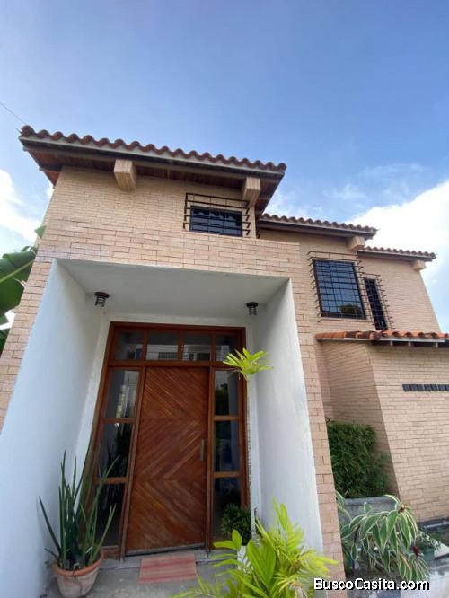 Casa Quinta de 4 niveles en Colinas de Santa Rosa con vista panorámica y clima de montaña.