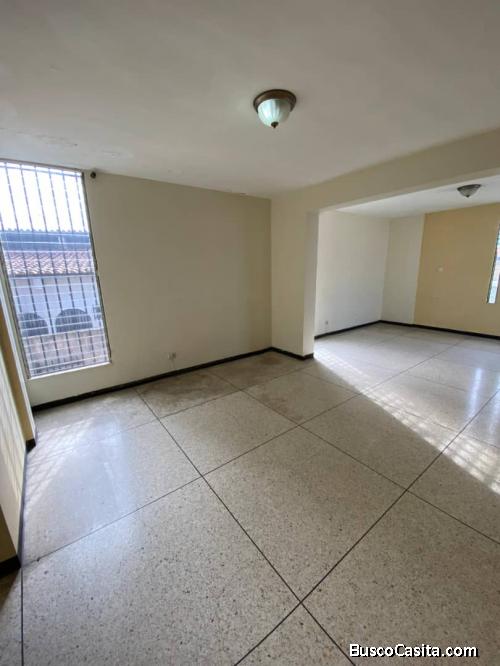 Quinta para Remodelar en Venta en Colinas de Santa Rosa, 600m² con 5 Habitaciones y Vigilancia 24H