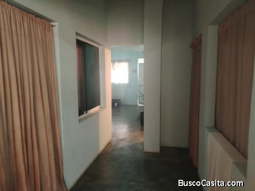 En Venta Casa en Ricardo Urriera con Local Comercial