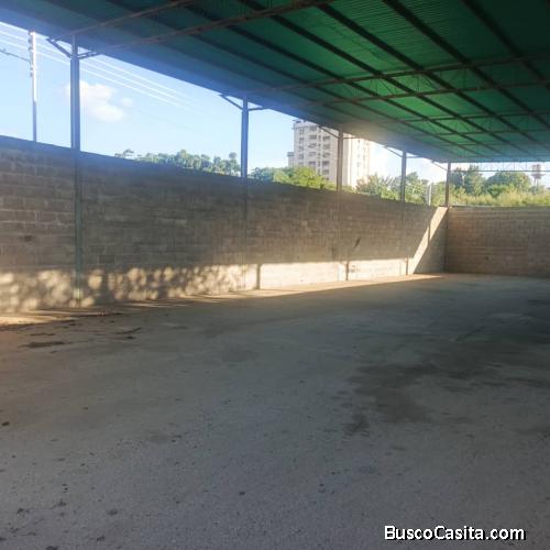 Galpón comercial en Santa Teresa del Tuy de 2,5 plantas, con amplio espacio para almacenamiento