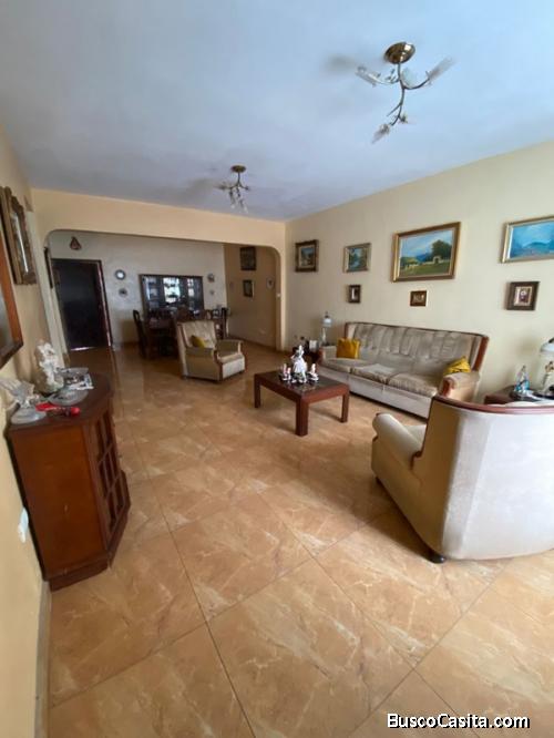 ¡Oportunidad única! Propiedad comercial y residencial con local operativo y amplio patio social